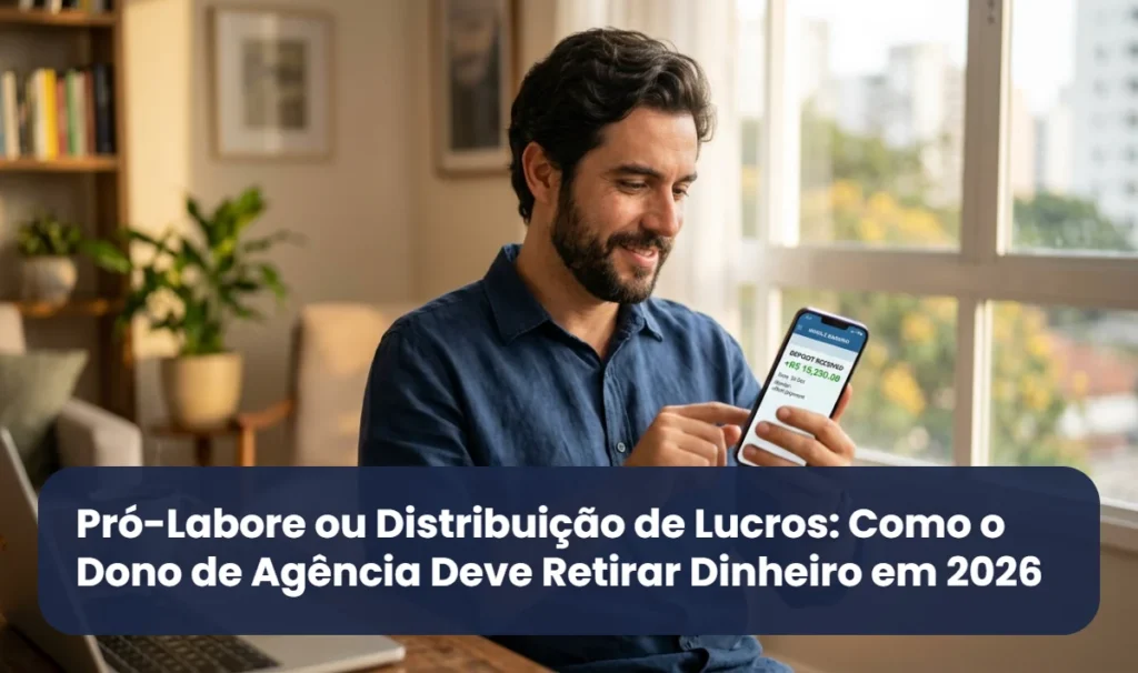 Dono de agência confere no celular o depósito recebido, ilustrando a escolha entre pró-labore ou distribuição de lucros